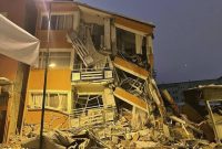 Sebuah bangunan runtuh terlihat setelah gempa bumi di Pazarcik, di provinsi Kahramanmaras, Turki selatan, Senin dini hari, 6 Februari 2023. Laporan The Guardian, Senin (6/1/2023) menyebut, sedikitnya 10 orang tewas di Turki setelah gempa mengguncang selatan negara itu dan juga Suriah utara, kata dua pejabat Turki. Foto: Depo Photos via AP