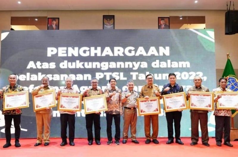 Sekretaris Daerah (Sekda) Batam, Jefridin Hamid, mewakili Wali Kota Batam, Muhammad Rudi, menerima penghargaan dari Kementerian Agraria dan Tata Ruang / Badan Pertanahan Nasional (ATR/BPN). Foto: Diskominfo Batam