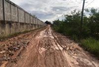 Jalan di Kampung Tua Sungai Lekop, Kota Batam, yang tak kunjung diaspal pemerintah. Foto: INIKEPRI.COM 