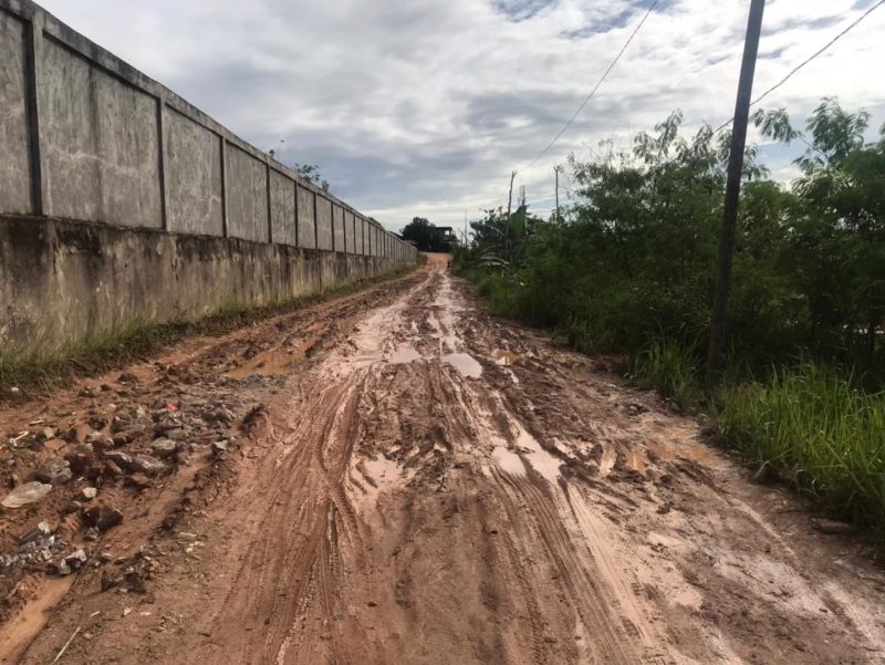 Jalan di Kampung Tua Sungai Lekop, Kota Batam, yang tak kunjung diaspal pemerintah. Foto: INIKEPRI.COM 