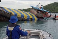 Petugas Polairud Polda Kepri mengawasi evakuasi kapal kandas di perairan Batam, Jumat (10/2). Foto: ANTARA/HO-Polairud Polda Kepri