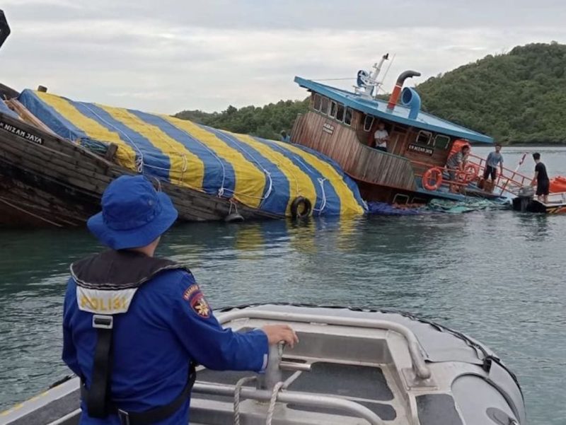 Petugas Polairud Polda Kepri mengawasi evakuasi kapal kandas di perairan Batam, Jumat (10/2). Foto: ANTARA/HO-Polairud Polda Kepri