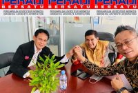 Pengurus Peradi Bersatu, Dr. Zevrijn Boy Kanu, Lechumanan, dan Ade Darmawan (ki-ka). Foto:Peradi Bersatu 