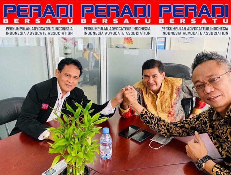 Pengurus Peradi Bersatu, Dr. Zevrijn Boy Kanu, Lechumanan, dan Ade Darmawan (ki-ka). Foto:Peradi Bersatu 