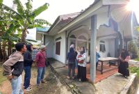 Puluhan massa menggeruduk rumah Amri SE, Anggota  Dewan Perwakilan Rakyat Daerah (DPRD) Kota Batam yang terletak di Sekanak Raya, Kecamatan Belakangpadang, Sabtu 11 Februari 2023.  Foto: INIKEPRI.COM
