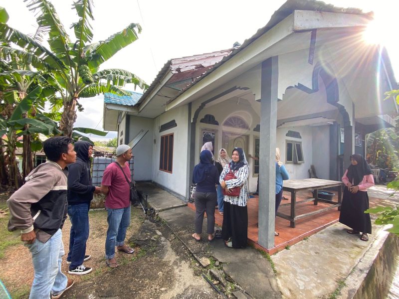 Puluhan massa menggeruduk rumah Amri SE, Anggota  Dewan Perwakilan Rakyat Daerah (DPRD) Kota Batam yang terletak di Sekanak Raya, Kecamatan Belakangpadang, Sabtu 11 Februari 2023.  Foto: INIKEPRI.COM
