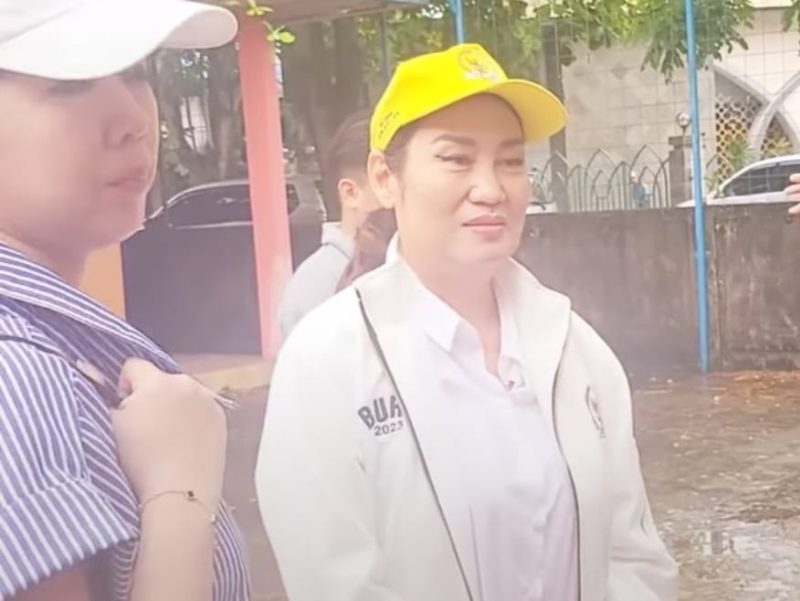 Anggota DPR RI dari Partai Golkar Dapil Kepulauan Riau Cen Sui Lan di saat sosialisasi penyaluran beasiswa tersebut di halaman SD Bintan Tanjungpinang, Minggu 12 Februari 2023. Foto: Tangkapan Layar 