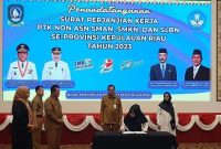 Penandatanganan kontrak kerja PTK Non-ASN Pemprov Kepri 2023 di Aula Wan Seri Beni, Pulau Dompak, Tanjungpinang, Senin (13/2). Foto: ANTARA/Ogen