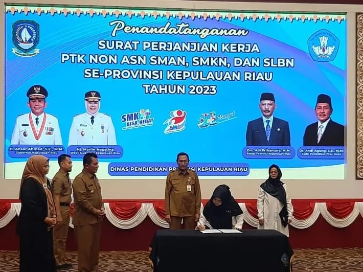 Penandatanganan kontrak kerja PTK Non-ASN Pemprov Kepri 2023 di Aula Wan Seri Beni, Pulau Dompak, Tanjungpinang, Senin (13/2). Foto: ANTARA/Ogen