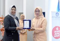 Hj. Dewi Kumalasari Ansar membuka kegiatan Seminar kesehatan Screening Kanker Serviks dan Payudara. Foto: Diskominfo Kepri 