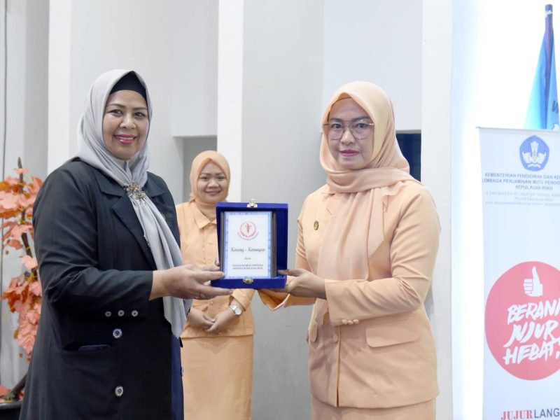 Hj. Dewi Kumalasari Ansar membuka kegiatan Seminar kesehatan Screening Kanker Serviks dan Payudara. Foto: Diskominfo Kepri 