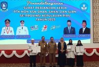 Gubernur Kepri Ansar Ahmad, Kepala Dinas Pendidikan Andi Agung, Legislator Dewi Kumalasari berfoto bersama dengan PTK Non ASN usai penandatangan perjanjian kerja tahun 2023 di Pulau Dompak, Tanjungpinang, Senin (13/2). Foto: ANTARA/Ogen