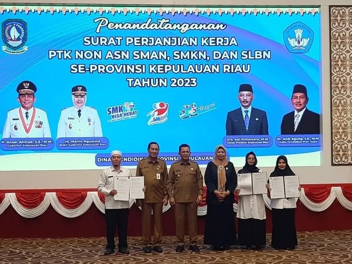 Gubernur Kepri Ansar Ahmad, Kepala Dinas Pendidikan Andi Agung, Legislator Dewi Kumalasari berfoto bersama dengan PTK Non ASN usai penandatangan perjanjian kerja tahun 2023 di Pulau Dompak, Tanjungpinang, Senin (13/2). Foto: ANTARA/Ogen
