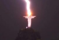 Salah satu dari tujuh keajaiban dunia yang baru, patung Christ the Redeemer di Rio De Janeiro, Brazil, disambar petir. Foto: Instagram @fsbragaphotos