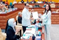 Cen Sui Lan Anggota Komisi V DPR RI Fraksi Golkar Dapil Kepri menyerahkan usulan pengadaan 50 bus transportasi umum dan pengadaan 10 bus sekolah untuk Kota Batam, kepada Budi Karya Sumadi Menteri Perhubungan RI, dalam Rapat Kerja (Raker) antara Komisi V DPR RI dengan Budi Karya Sumadi (BKS) Menteri Perhubungan RI, di Senayan, Jakarta, Rabu (15/2/2023). Foto: suaraserumpun.com