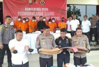 Polisi berhasil menangkap 14 orang penambang timah ilegal di Kecamatan Singkep, Kabupaten Lingga, Kepulauan Riau (Kepri). Foto:Detik