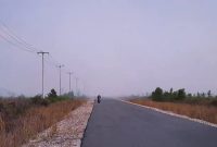 Warga melintas di jalan Kelarik - Batubi Natuna, Kepri beberapa waktu lalu. Foto: ANTARA/Cherman