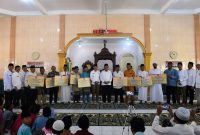 Gubernur Ansar didampingi Wakil Bupati Natuna Rodhial Huda menyerahkan bantuan 9 rumah ibadah di Sedanau Kecamatan Bunguran Barat. Foto: Diskominfo Kepri 