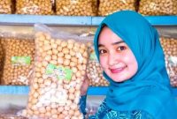 Ketua TP PKK Kabupaten Natuna, Provinsi Kepri, Septi Dwiani saat menunjukan Kerupuk Atom salah satu produk khas Natuna, Kepri beberapa waktu lalu. Foto: ANTARA/Cherman