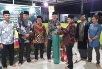 Simbolis pemberian Sajadah dan Sembako di Masjid Babussalam Sagulung kepada Pengurus Masjid oleh Bapak H. Abdul Hamid Bin Ibrahim selaku Founder YSAI. Foto: INIKEPRI.COM 