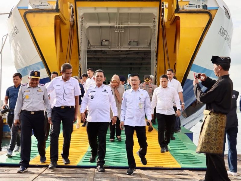 Gubernur Kepulauan Riau H. Ansar Ahmad melepas secara resmi pelayaran perdana Kapal Motor Penyeberangan (KMP) Bahtera Nusantara 03 di Pelabuhan Roro ASDP Tanjung Uban. Foto: Diskominfo Kepri 