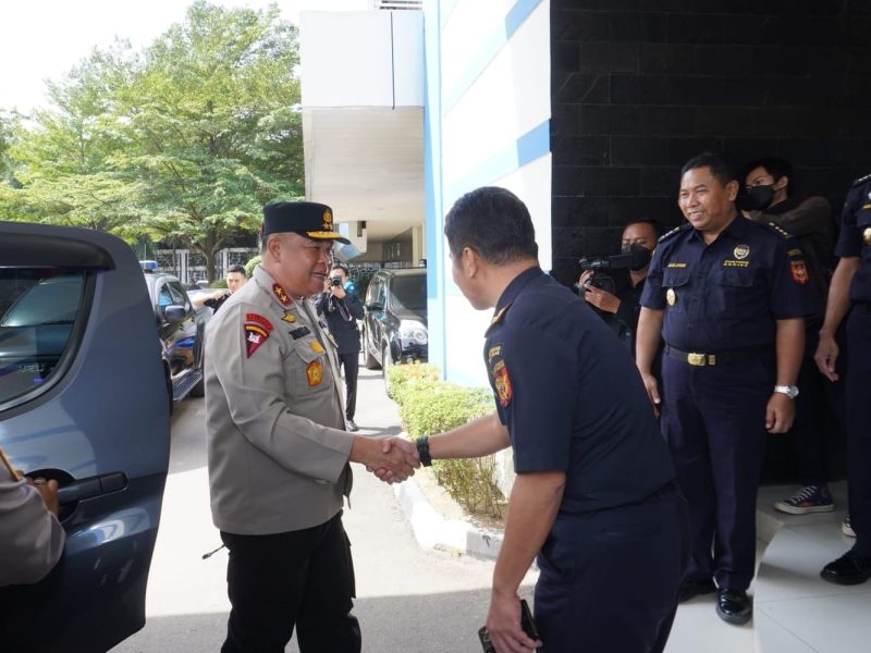 Kapolda Kepri Irjen Pol. Drs. Tabana Bangun, M.Si., melakukan kunjungan ke Kantor Bea Cukai Batam, Jumat 24 Februari 2023. Foto: Humas Polda Kepri 