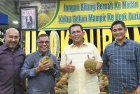 Gubernur Kepulauan Riau H. Ansar Ahmad saat berkunjung ke Ucok Durian dan Si Bolang di Medan, Sumatera Utara. Foto: Diskominfo Kepri 