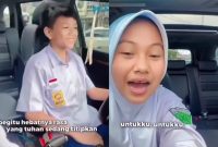 Viral di media sosial anak SMP yang masih mengenakan seragam putih biru menyetir mobil dengan sangat asyik sambil merekam video. Foto: Tangkapan Layar
