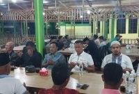 Sekretaris DPC Partai Gerindra Kota Batam Aweng Kurniawan bersilaturahmi dengan tokoh masyarakat hinterland dan mainland, di Gerai Nelayan 2M, Kampung Tua Mentarau, Tiban, Kota Batam, Kepri, Minggu 26 Februari 2023 malam. Foto: INIKEPRI.COM 