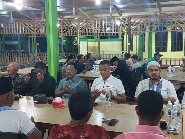 Sekretaris DPC Partai Gerindra Kota Batam Aweng Kurniawan bersilaturahmi dengan tokoh masyarakat hinterland dan mainland, di Gerai Nelayan 2M, Kampung Tua Mentarau, Tiban, Kota Batam, Kepri, Minggu 26 Februari 2023 malam. Foto: INIKEPRI.COM