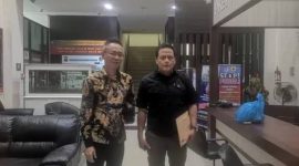 Ade Darmawan D, SH (kiri) dan kliennya Wakil Kepala Badan Intelijen Negara (BIN) Daerah Kepulauan Riau, Bambang Panji Prianggodo. Foto: INIKEPRI.COM 