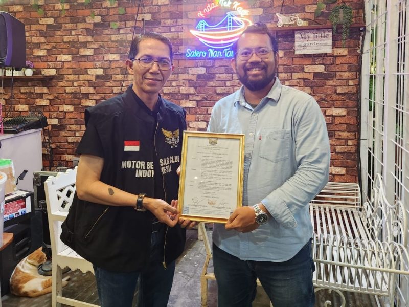 Wakil Wali Kota Batam Amsakar Achmad bersama sekretaris Motor Besar Club Batam Andhi Kusuma. Foto: INIKEPRI.COM 