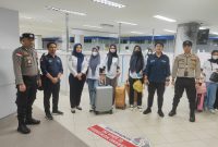 Polsek KKP Batam kembali melaksanakan pengamanan keberangkatan Pekerja Migran Indonesia (PMI) wanita sejumlah 30 orang ke negara  Malaysia melalui Pelabuhan Internasional Batam Center, Kota Batam, Kepulauan Riau, Selasa 28 Februari 2023. Foto: Dok. Pos Pol Pelabuhan Internasional Batam Center untuk INIKEPRI.COM 