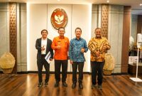 Gubernur Kepulauan Riau H. Ansar Ahmad didampingi oleh Wakil Menteri Agraria dan Tata Ruang/Badan Pertanahan Nasional (ATR/BPN) Raja Juli Antoni bersama Menteri Kelautan dan Perikanan RI Sakti Wahyu Trenggono. Foto: Diskominfo Kepri 