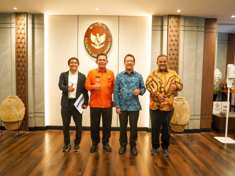 Gubernur Kepulauan Riau H. Ansar Ahmad didampingi oleh Wakil Menteri Agraria dan Tata Ruang/Badan Pertanahan Nasional (ATR/BPN) Raja Juli Antoni bersama Menteri Kelautan dan Perikanan RI Sakti Wahyu Trenggono. Foto: Diskominfo Kepri 