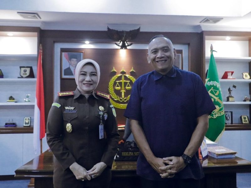 Ketua Umum DPP GARPU Pietra M Paloh bersilaturahmi dengan Kepala Kejaksaan Negeri Batam Herlina Setyorini. Foto: INIKEPRI.COM 