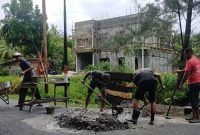 INSAN (Ikatan Sahabat Erwan) melakukan aksi sosial berupa perbaikan jalan berlubang di kawasan Objek wisata Batu Berdaun Dabo Singkep, Lingga, Provinsi Kepulauan Riau, Rabu 1 Maret 2023. Foto:INIKEPRI.COM 