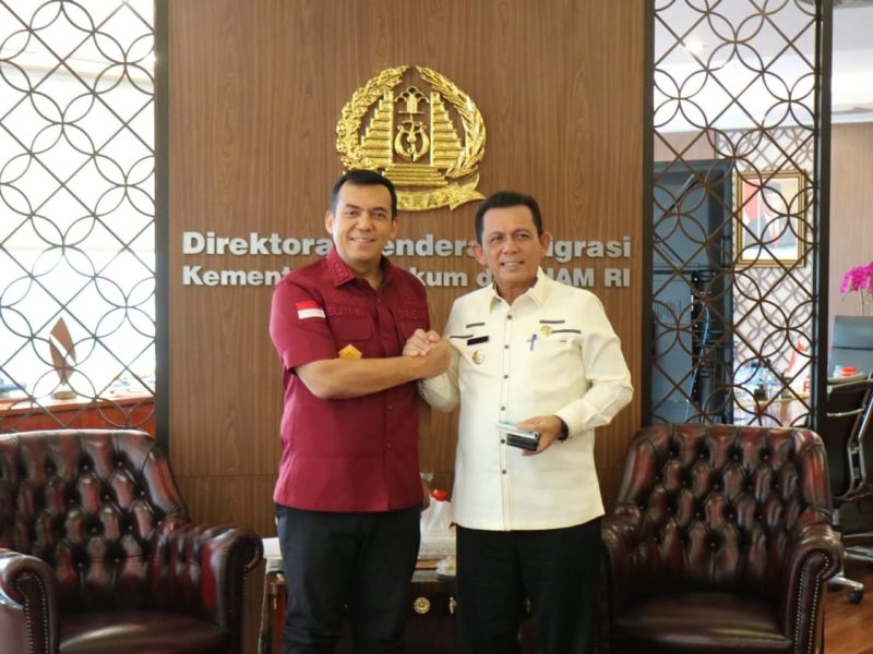 Gubernur Kepulauan Riau H. Ansar Ahmad bersama Dirjen Imigrasi Kemenkumham RI Silmy Karim. Foto: Diskominfo Kepri 