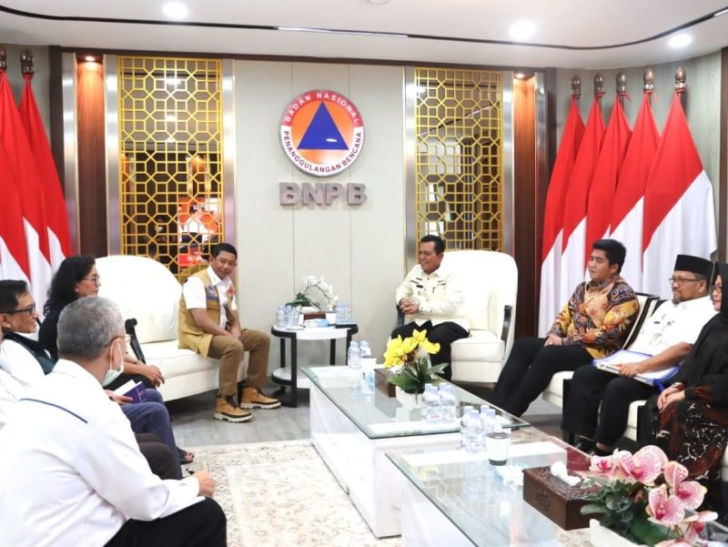 Gubernur Kepulauan Riau H. Ansar Ahmad Beraudiensi dengan Kepala Badan Nasional Penanggulangan Bencana (BNPB) RI Letjen TNI Suharyanto di Kantor BNPB RI, Jakarta. Foto: Diskominfo Kepri 