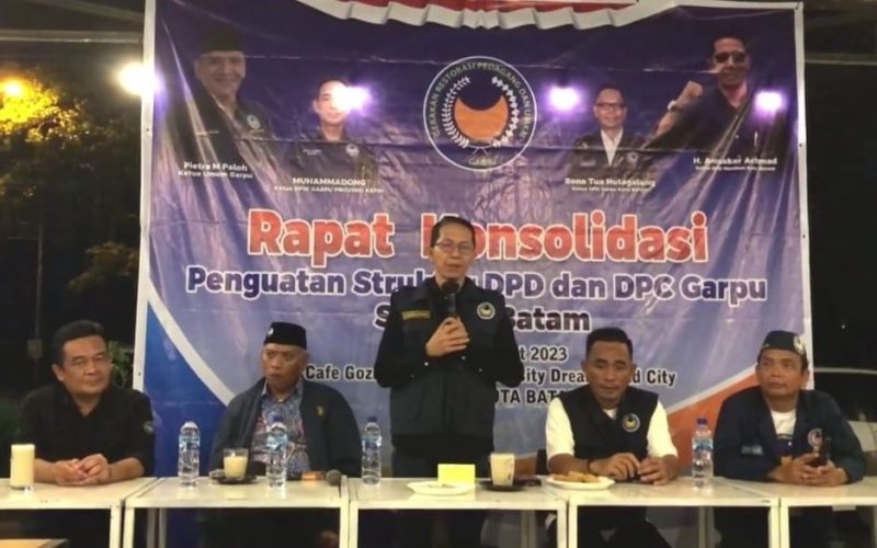 Ketua DPD Partai NasDem Kota Batam Amsakar Achmad saat hadiri rapat konsolidasi guna penguatan struktur DPD dan DPC GARPU se-Kota Batam. Foto: INIKEPRI.COM 
