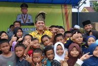 Gubernur Kepulauan Riau H. Ansar Ahmad bersama Anak-anak Pulau Buluh, Kota Batam. Foto: Diskominfo Kepri 