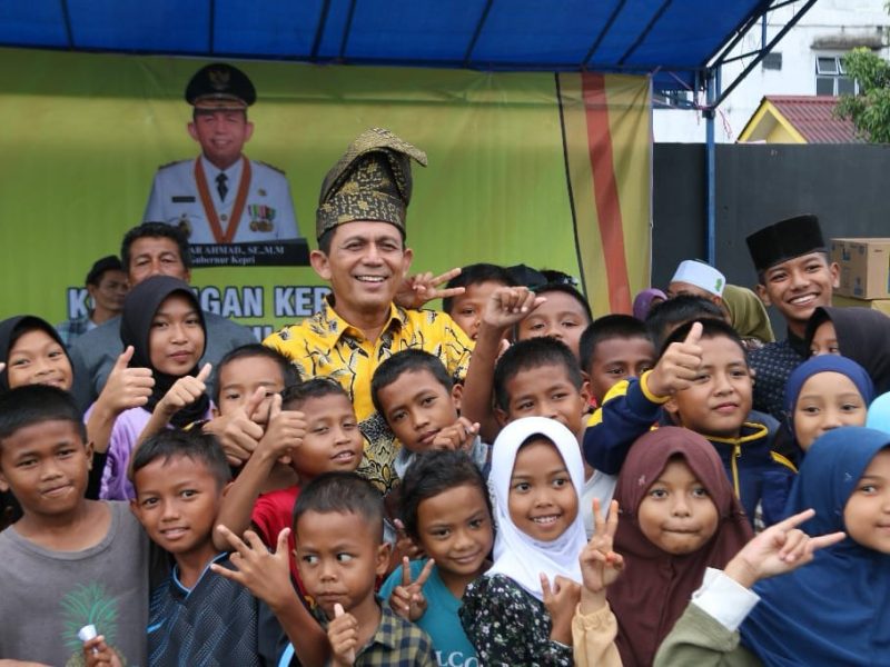 Gubernur Kepulauan Riau H. Ansar Ahmad bersama Anak-anak Pulau Buluh, Kota Batam. Foto: Diskominfo Kepri 