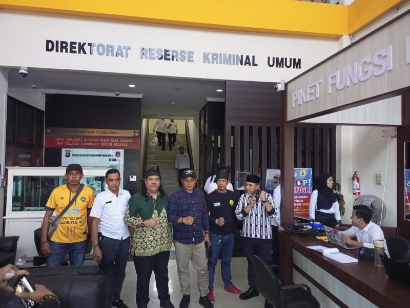 Sejumlah aliansi dan organisasi kepemudaan yang tergabung dalam Aliansi Masyarakat Peduli Kepri mendatangi Polda Kepri pada Senin (6/3/2023) pagi. Foto: INIKEPRI.COM
