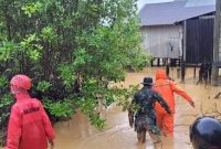Petugas gabungan mencari korban tanah longsor di Pulau Serasan, Kabupaten Natuna, Kepulauan Riau, Selasa (7/3). Foto: ANTARA/HO-BPBD Kepri