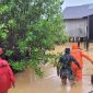 Petugas gabungan mencari korban tanah longsor di Pulau Serasan, Kabupaten Natuna, Kepulauan Riau, Selasa (7/3). Foto: ANTARA/HO-BPBD Kepri