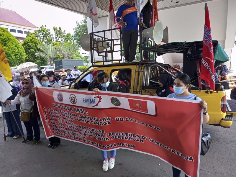 Massa buruh dan pekerja yang tergabung dalam berbagai Aliansi di Kota Batam kembali turun dan melakukan aksi unjuk rasa di halaman DPRD Kota Batam pada Rabu (8/3/2023) pagi. Foto: INIKEPRI.COM 