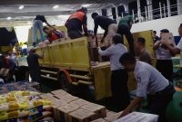 Tim Pemprov Kepri berangkat menuju lokasi longsor di Pulau Serasan menggunakan kapal Indra Perkasa dari pelabuhan Penagih, Ranai, Natuna membawa bantuan untuk para korban. Foto: Diskominfo Kepri 