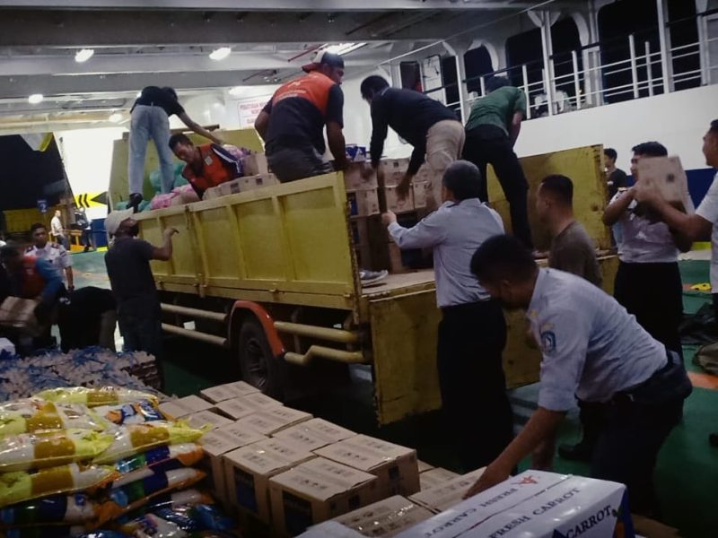 Tim Pemprov Kepri berangkat menuju lokasi longsor di Pulau Serasan menggunakan kapal Indra Perkasa dari pelabuhan Penagih, Ranai, Natuna membawa bantuan untuk para korban. Foto: Diskominfo Kepri 