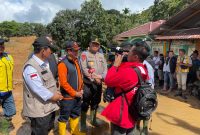 Gubernur Kepri H. Ansar Ahmad bersama kepala BNPB RI Letjen TNI Suharyanto, Deputi Bidang Penanganan Darurat BNPB RI Mayjen TNI Fajar Setyawan, Danrem 033 Wira Pratama Brigjen TNI Yudi Yulistyanto dan Kapolda Kepri Irjen Pol.Drs. Tabana Bangun tiba di lokasi bencana. Foto: Diskominfo Kepri 