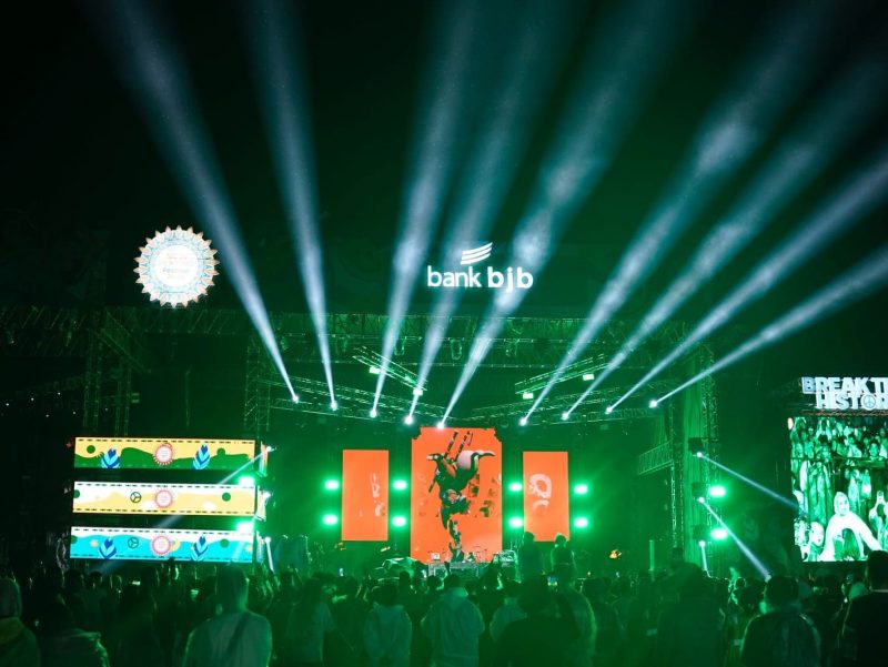 Tahun ini bank bjb kembali menyelenggarakan Konser Now Playing Festival yang menghadirkan puluhan musisi papan atas dari dalam maupun luar negeri. Festival tersebut berlangsung pada dua pekan yang berbeda di Lapangan Pussenif, Kota Bandung. Foto: bank bjb untuk INIKEPRI.COM 